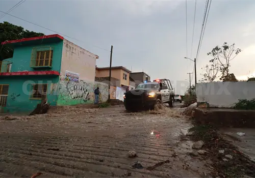 Pese a riesgos, las personas desafían las precipitaciones Pese a riesgos, las personas desafían las precipitaciones