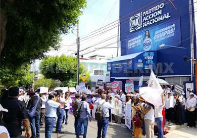 Colectivas feministas clausuran oficinas del PAN