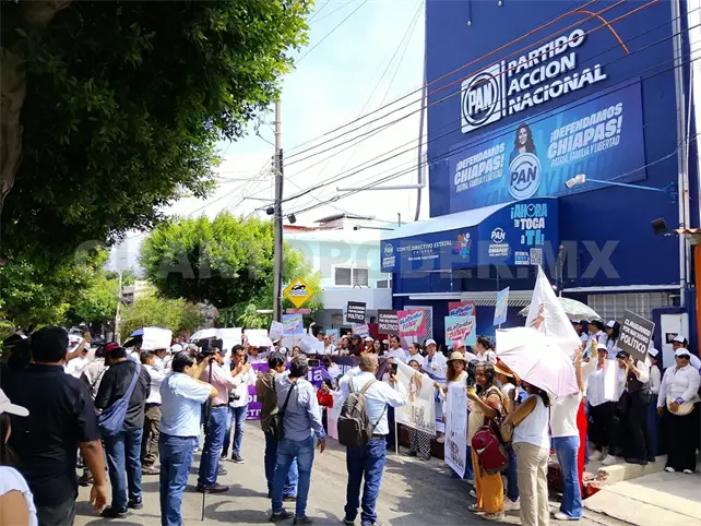 Colectivas feministas clausuran oficinas del PAN