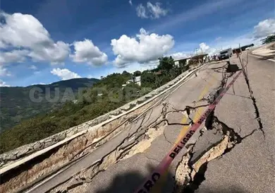 Alertan por derrumbe en v&iacute;a a San Juan Cancuc