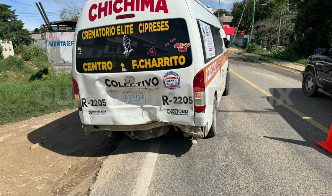 El colectivero encendió las intermitentes para pasar a un vehículo estacionado, pero el otro conductor creyó que iba a aparcar. Juan Orel / CP