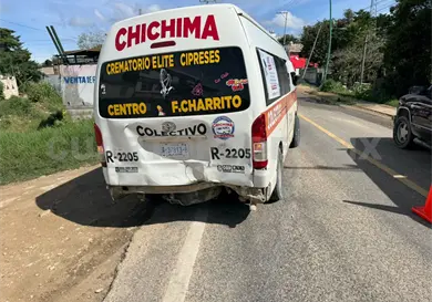 Camioneta impacta por alcance a un transporte público Camioneta impacta por alcance a un transporte público