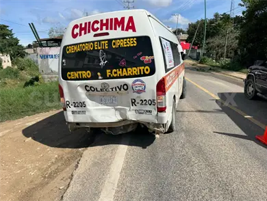 Camioneta impacta por alcance a un transporte público Camioneta impacta por alcance a un transporte público