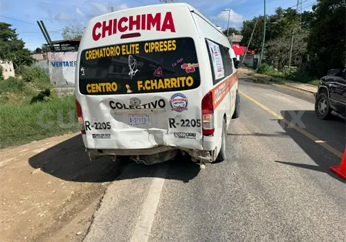 Camioneta impacta por alcance a un transporte p&uacute;blico