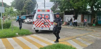Cae del segundo piso en escuela y se lesiona