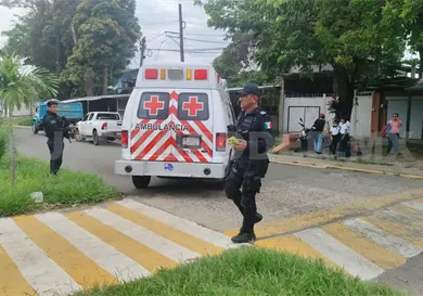 Cae del segundo piso en escuela y se lesiona