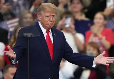 Vuelve Trump a insinuar un tercer mandato