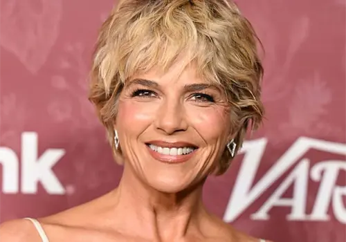 Selma Blair causa disturbios en un avión Selma Blair causa disturbios en un avión