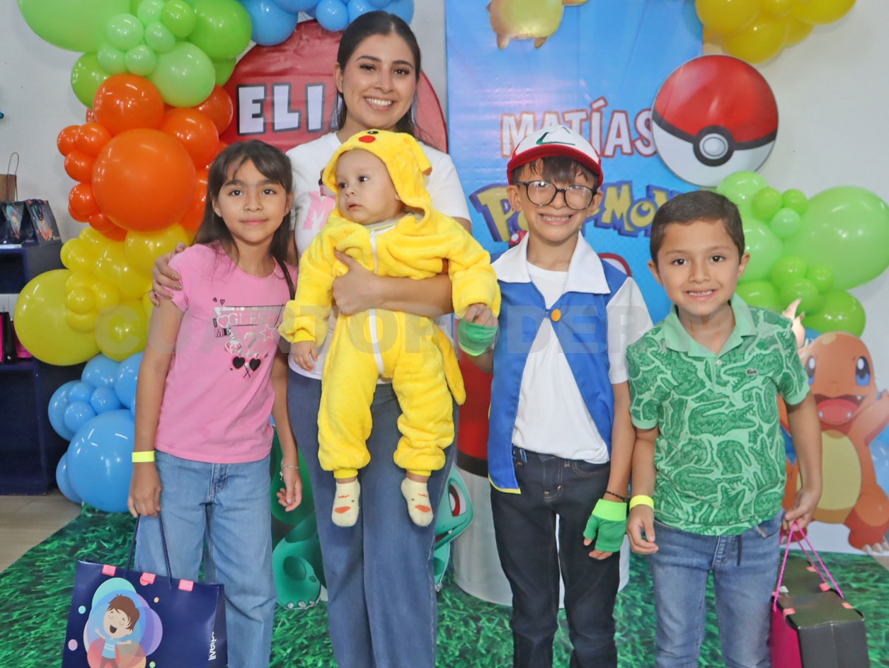 Elían y Matías, diversión en el campo Pokémon