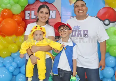 Elían y Matías, diversión en el campo Pokémon Elían y Matías, diversión en el campo Pokémon