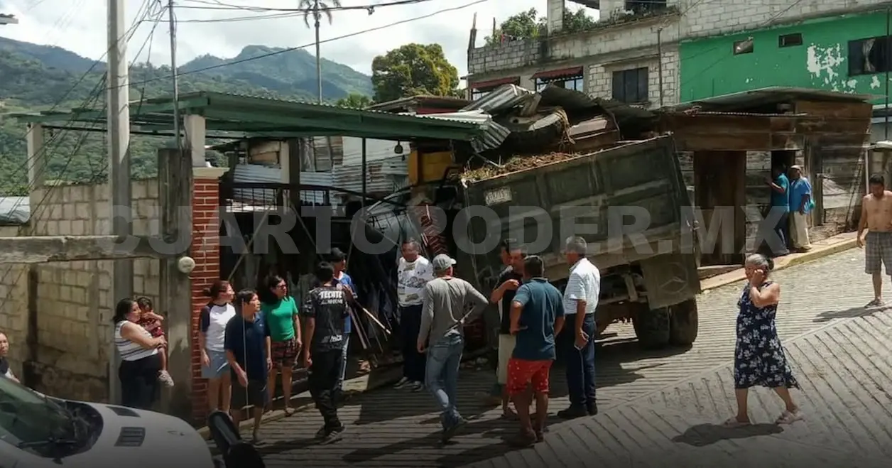 Dejó daños materiales en el portón y la fachada, así como en la pesada unidad. Cortesía