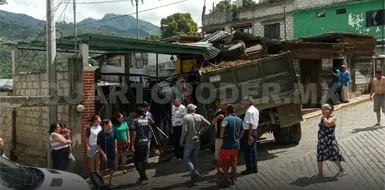 Cami&oacute;n de carga se estrella contra casa