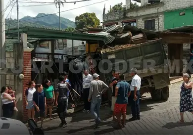 Cami&oacute;n de carga se estrella contra casa