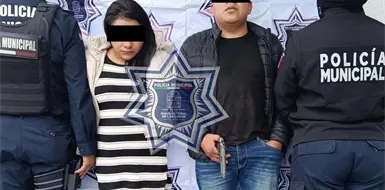 Detienen a pareja y aseguran pistola