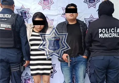 Detienen a pareja y aseguran pistola