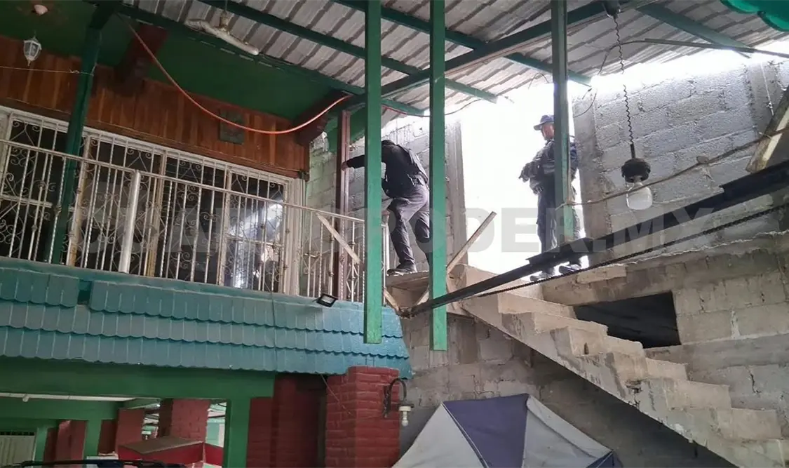 Los “tragahumos” y policías municipales ingresaron al hogar para sofocar el fuego y rescatar al individuo. Rafael Victorio / CP