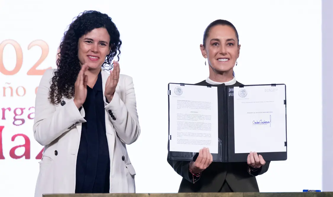 Durante La Mañanera, Sheinbaum firmó un decreto para proteger a niñas, niños y adolescentes de contenidos violentos y otros riesgos en plataformas digitales. Cortesía