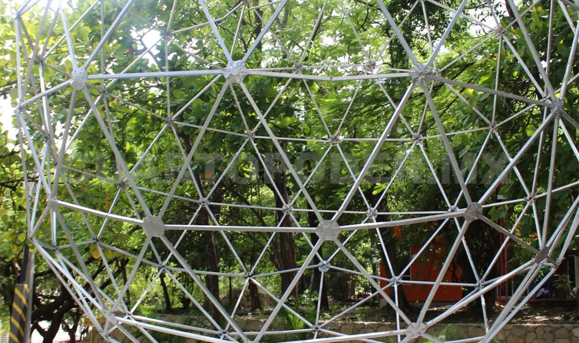 La geodésica es la figura de metal que está en la entrada de la Facultad de Arquitectura. Daniel Oropeza / CP