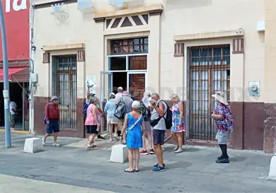 Viajeros recorren museos y centro culturales