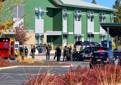Reportan cinco muertos en tiroteo en escuela Reportan cinco muertos en tiroteo en escuela