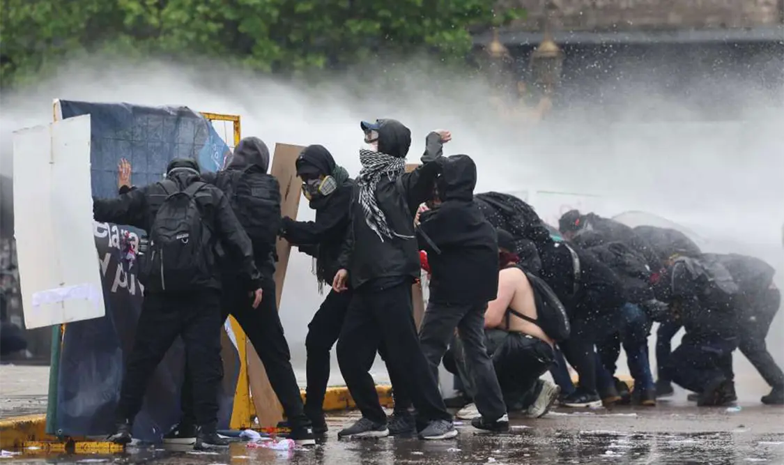 Manifestantes y policías chocan durante protesta