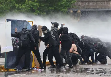 Manifestantes y policías chocan durante protesta Manifestantes y policías chocan durante protesta