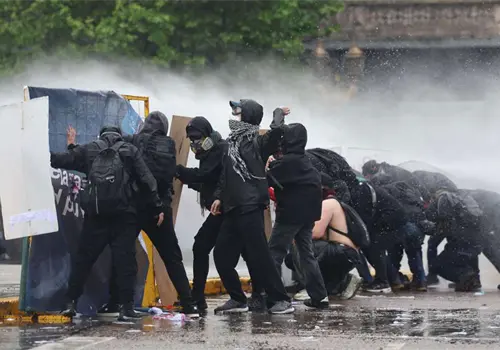 Manifestantes y polic&iacute;as chocan durante protesta