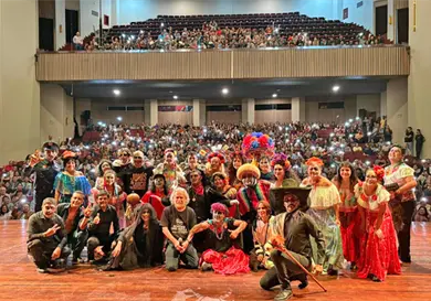 El conde Dr&aacute;cula salta al escenario