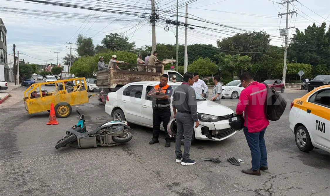 El incidente se dio en el cruce de la 17.ª Poniente y 1.ª Norte, cuando un Volkswagen colisionó con una motoneta. Ulises Villalobos / CP