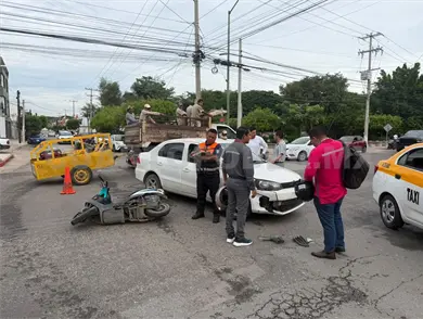 Sedán obstruye el paso a conductora y la lesiona Sedán obstruye el paso a conductora y la lesiona