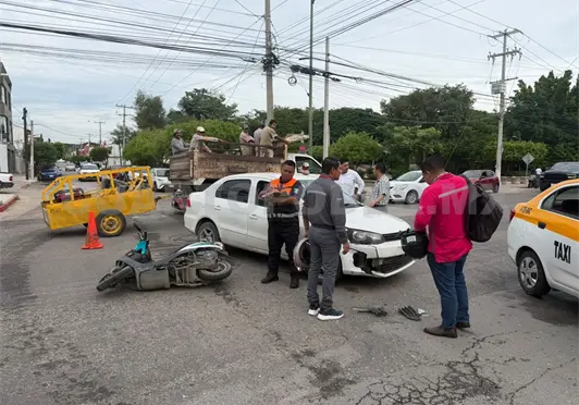 Sedán obstruye el paso a conductora y la lesiona Sedán obstruye el paso a conductora y la lesiona