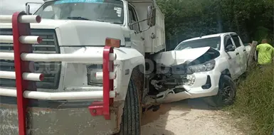 Dos lesionados al chocar camioneta contra volteo