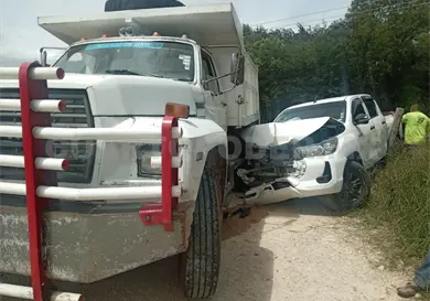 Dos lesionados al chocar camioneta contra volteo