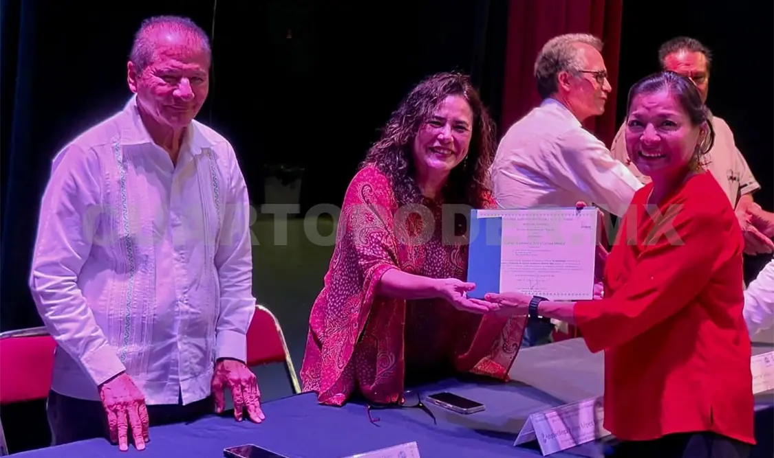 La rectora hizo entrega de los reconocimientos a los docentes. Cortesía