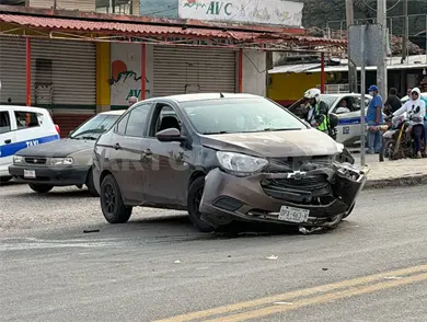 Se incorpora sin precaución y choca contra una patrulla Se incorpora sin precaución y choca contra una patrulla