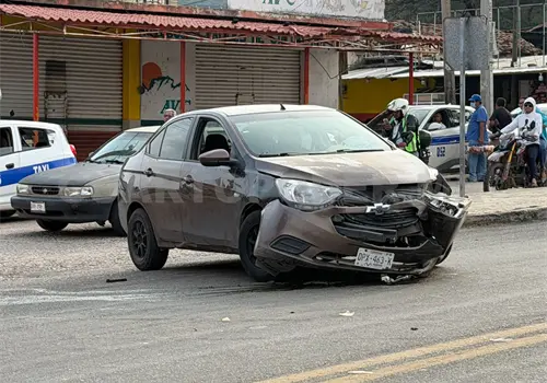 Se incorpora sin precaución y choca contra una patrulla Se incorpora sin precaución y choca contra una patrulla