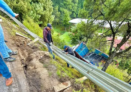 Chofer se queda dormido al volante y se desbarranca Chofer se queda dormido al volante y se desbarranca