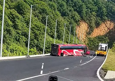 Accidente de autob&uacute;s deja 1 muerto y 14  heridos