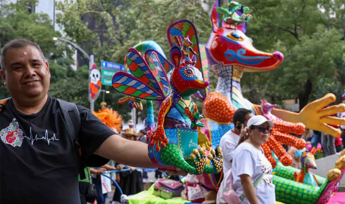 Desfilan alebrijes en Paseo de la Reforma