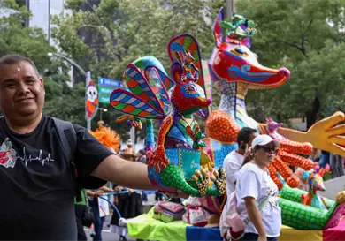 Desfilan alebrijes en Paseo de la Reforma Desfilan alebrijes en Paseo de la Reforma