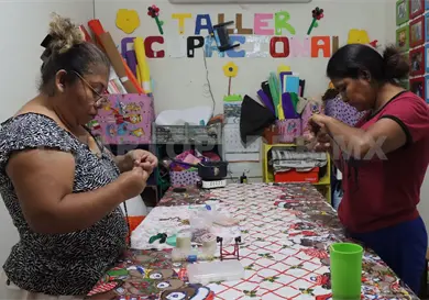 Manos que ense&ntilde;an a construir oportunidades