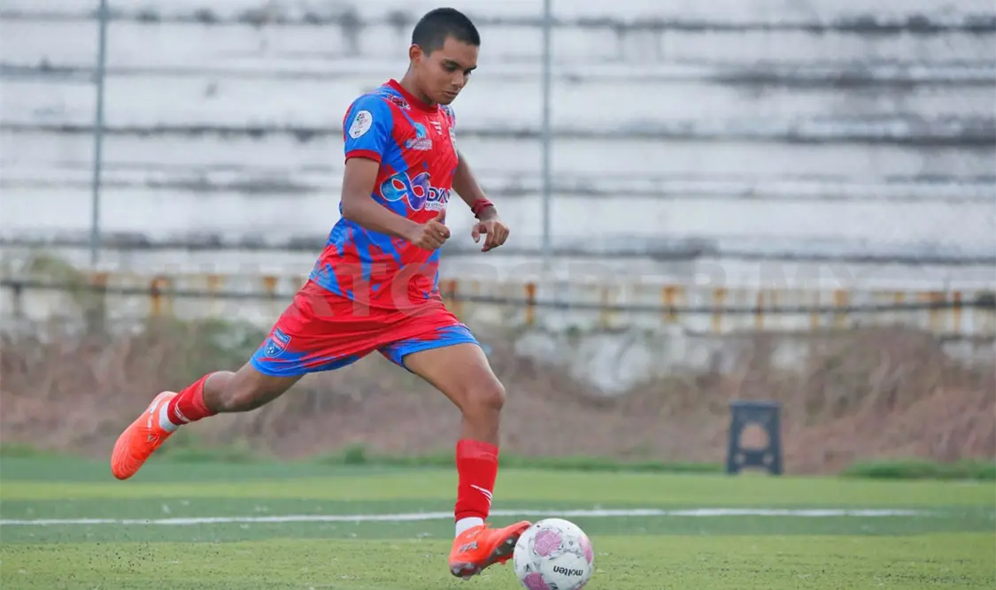 El futbolista mostró confianza al cobrar y convertir uno de los penales que permitieron conseguir el punto extra. Cortesía