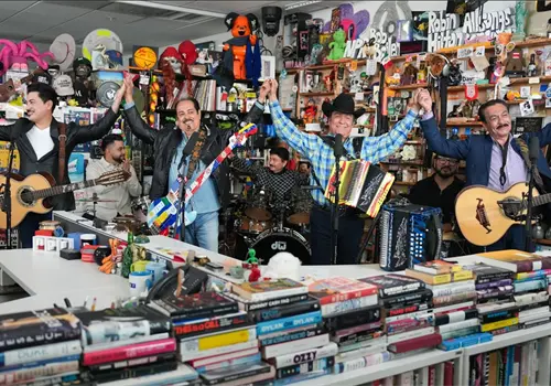 Los Tigres del Norte llegan al Tiny Desk