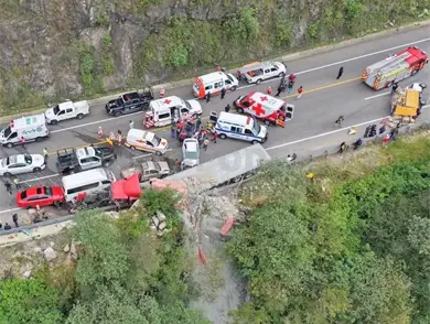Tr&aacute;iler colisiona a 14 veh&iacute;culos varados por accidente en autopista