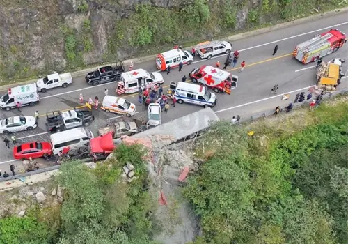 Tr&aacute;iler colisiona a 14 veh&iacute;culos varados por accidente en autopista