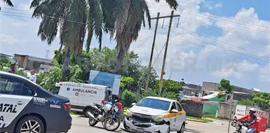 Pareja lesionada al ser impactada por taxi