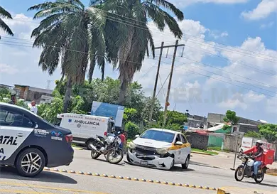 Pareja lesionada al ser impactada por taxi Pareja lesionada al ser impactada por taxi