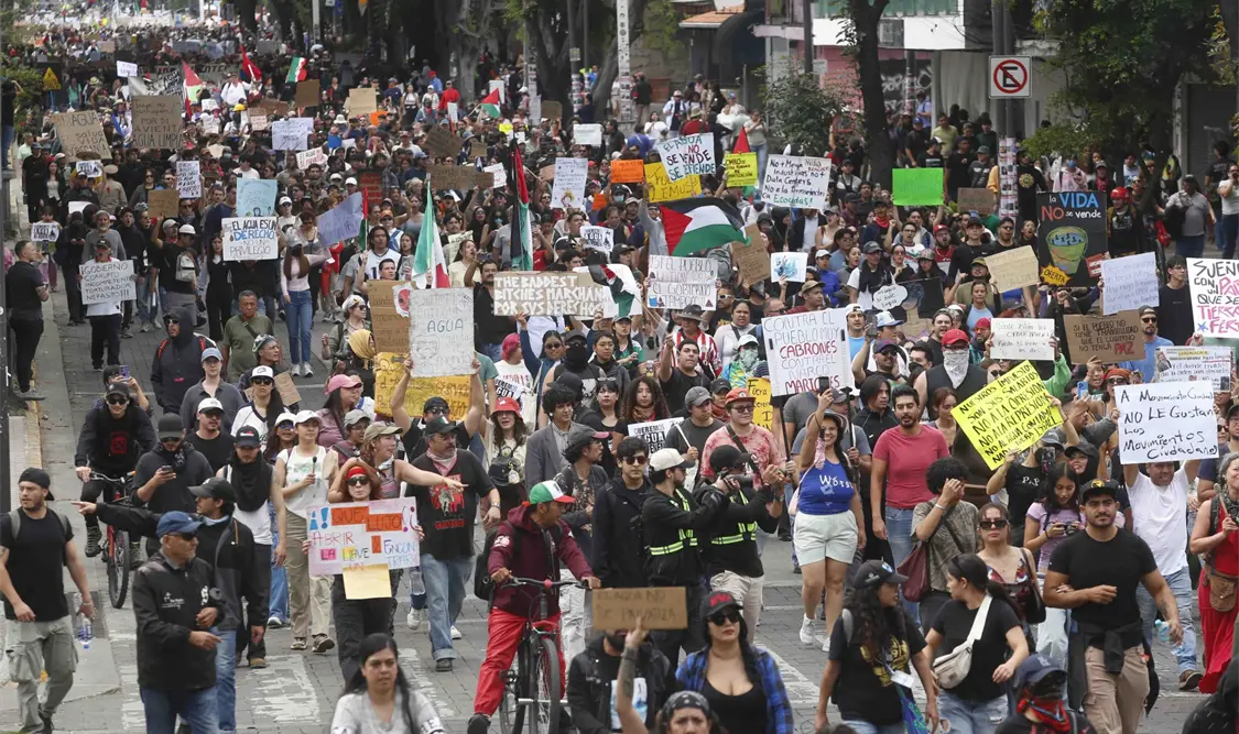 Desde petardos hasta infiltrados marcaron el día de la marcha por el agua en Jalisco. Cortesía