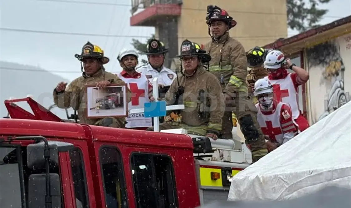 Tanto bomberos como elementos de la Cruz Roja iban sobre un camión resguardando el féretro. Jofiel Domínguez / CP