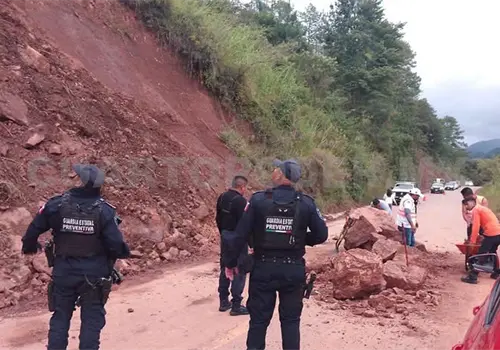 Derrumbe bloquea carretera a Oxchuc